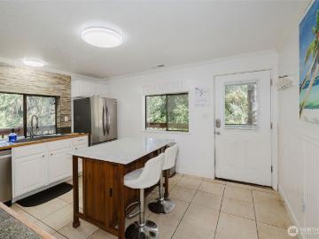 360 Kingsway W