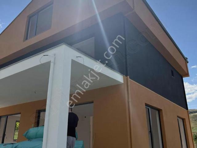360 M2 Üç Katlı Villa 720 M2 İmarlı Arsa İçinde