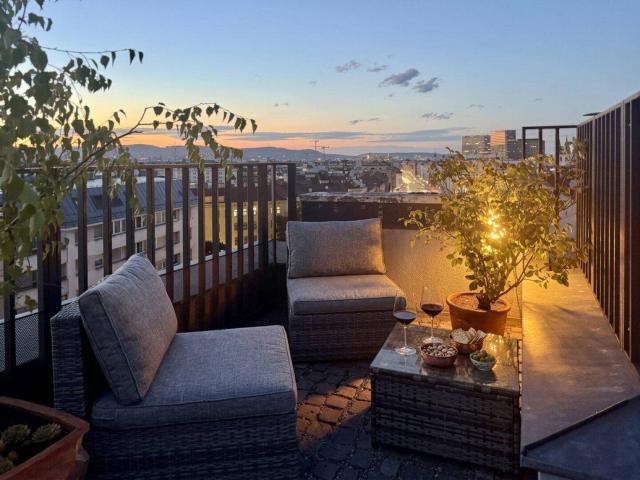360° Wienblick inklusive: Sanierte DG Maisonette, ca. 127 m2 + 3 Freiflächen 8 Minuten zur City U1