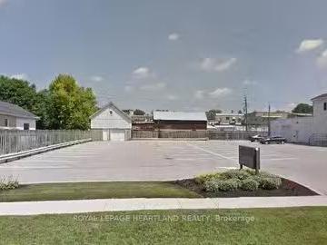 House for sale in Huron - Parking