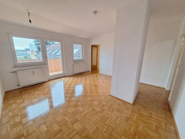 360 Tour / Sehr schön Sanierte 2 Zimmer Dachgeschossneubauwohnung mit Balkon in zentraler Lage