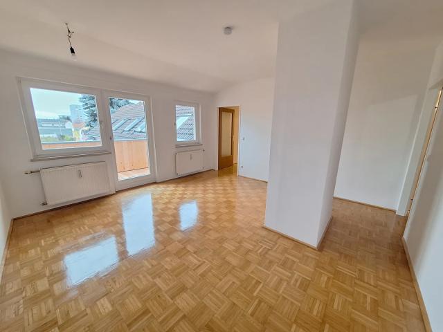 360 Tour / Sehr schön Sanierte 2 Zimmer Dachgeschossneubauwohnung mit Balkon in zentraler Lage