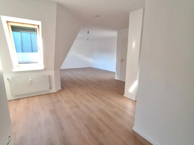 360 Tour / Sanierte, moderne, helle 2 Zimmer Dachgeschoss Altbauwohnung