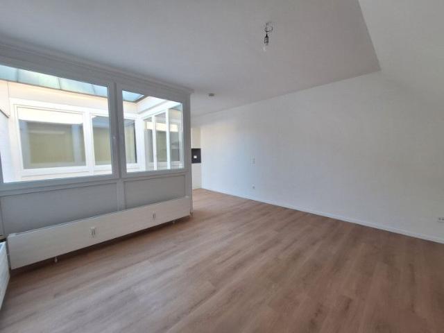 360° Tour / Sanierte, moderne 1,5 Zimmer Dachgeschoss Altbauwohnung mit Atrio