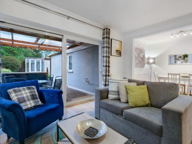 360 TW13 Canterbury Road 12 4 bed detached house to rent £4,500 pcm £1,038 pw