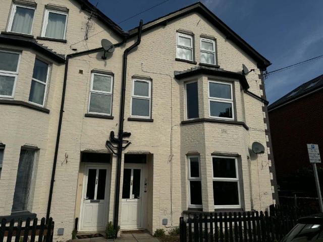 36 Craven Road, Newbury RG14 1 bed flat to rent £1,050 pcm £242 pw