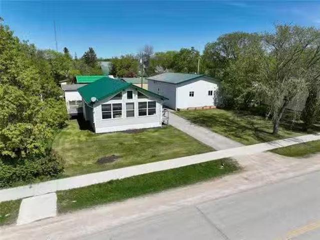 36 Railway Avenue, Eriksdale, MB, R0C 0W0 house for sale Li.