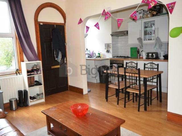 36 Royal Park Grove Hyde Park. 3 bed terraced house to rent £1,456 pcm £336 pw