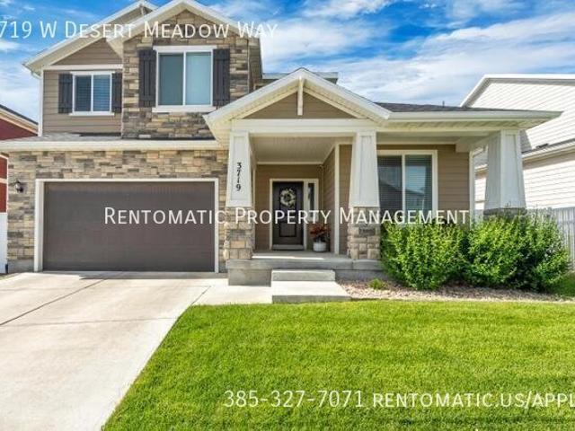 3719 W Desert Meadow Way, 5 beds, 3 full and 1 half baths
