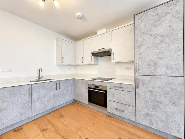 371 Staines Road, Hounslow TW4 2 bed apartment to rent £1,800 pcm £415 pw