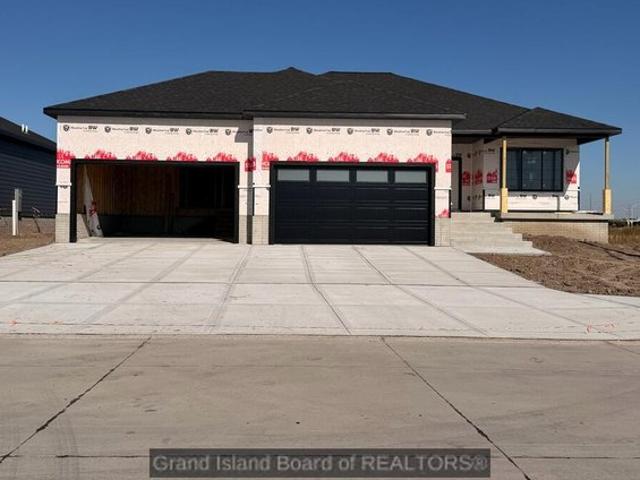 3738 Lilac Ln, Grand Island, NE 68803