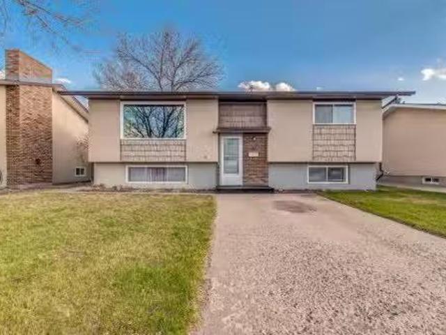 375 18 Street Ne, Medicine Hat, AB, T1C 1A7 house for sale.