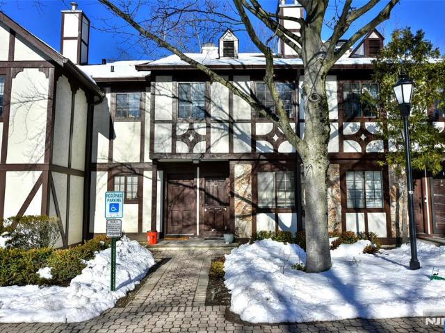 3806 Melville Court