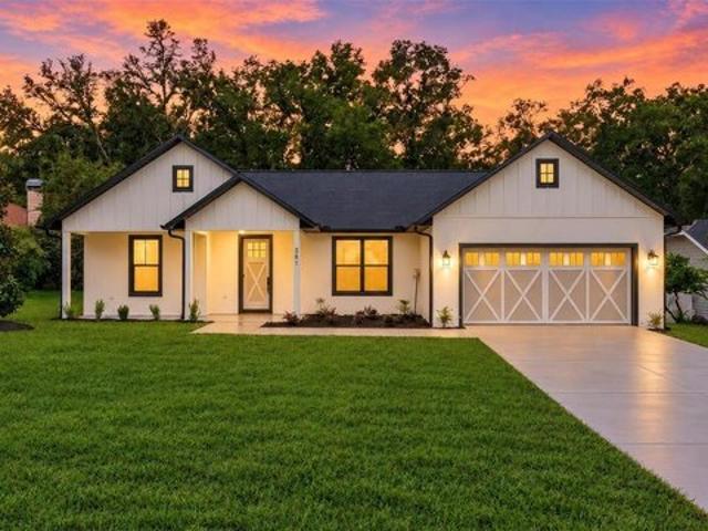 381 Carriage Ln, Lady Lake, FL 32159