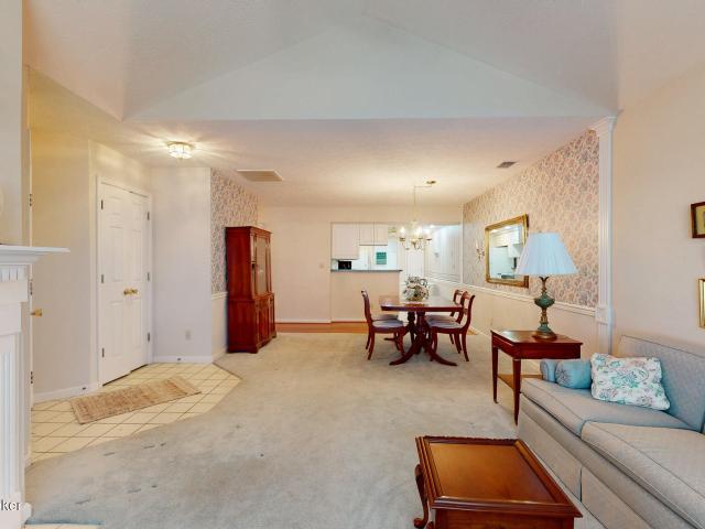 3827 Greenhurst Dr