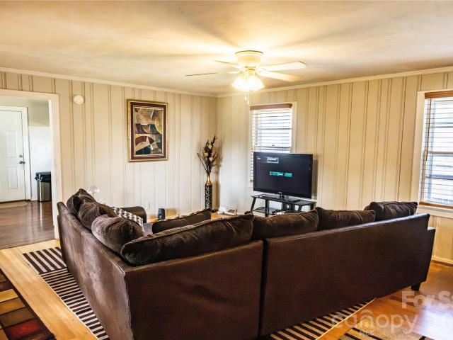 3828 Plainview Road
