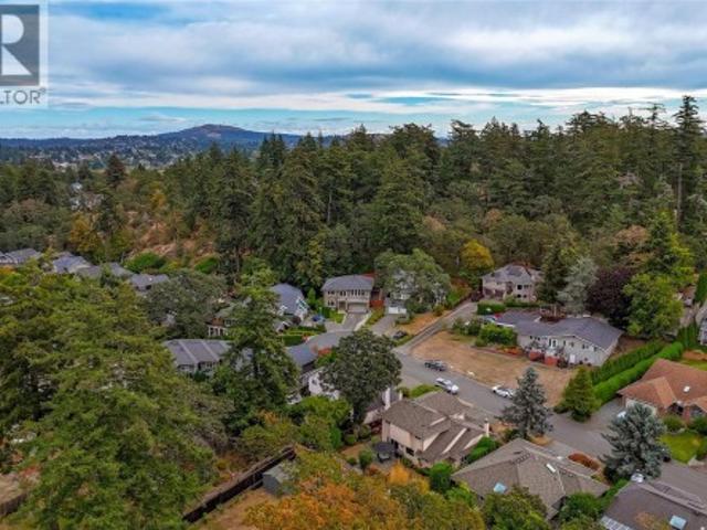 3847 Cardie Crt, Saanich, BC, V8Z 7G8 house for sale | Listing ID 1048 | Royal LePage