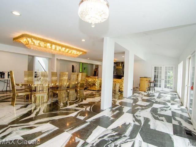 3865 Stonecrest Rd, West Bloomfield, MI