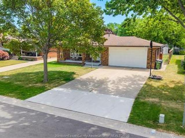 386 Woodridge, Tecumseh, ON, N8N 3A8 house for sale | Listing ID 26016 | Royal LePage