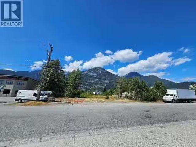 38925 Progress Way, Squamish, BC, V0N 3G0 commercial for sal.