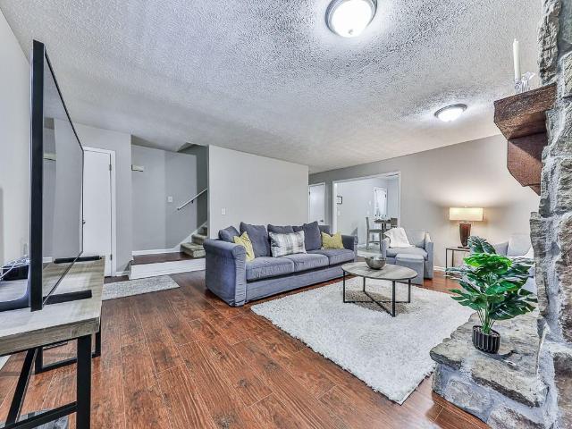 389 Saint Albans Court SW