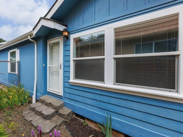 389 SE Inlet Ave, Lincoln City, OR 97367
