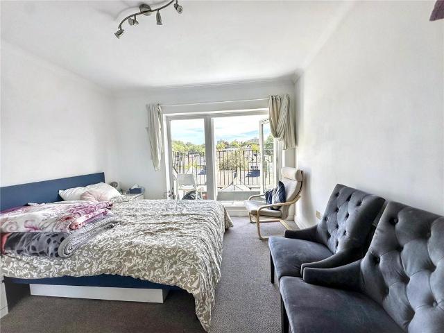 38 40 Roehampton High Street, London. 1 bed apartment to rent £1,750 pcm £404 pw
