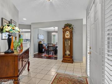 38 Walnut Creek Dr, Holland, OH