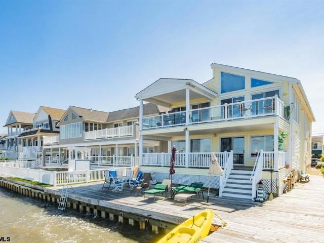38 Bay Ave, 2 beds, 1 full bath