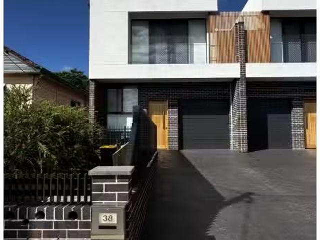 38 Berkeley Street, South Wentworthville Townhouse for rent L.