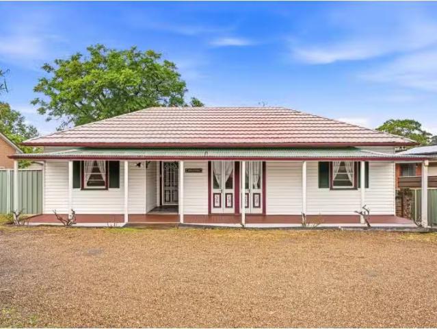 38 Elsom Street, Kings Langley House for rent Listed by Denis.