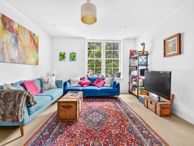 38 Heath Drive, London, NW3 2 bed apartment to rent £3,400 pcm £785 pw