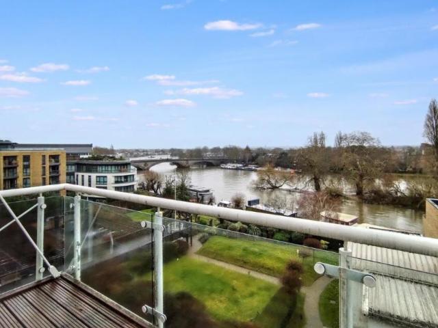 38 Kew Bridge Road, Brentford TW8 1 bed flat to rent £1,900 pcm £438 pw