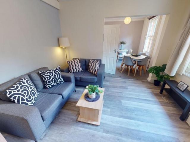38 Lawson Street, Nottingham, NG7 4AW 4 bed semi detached house to rent £2,167 pcm £500 pw