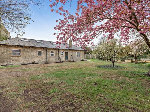 38 Middle Street, Thriplow, Royston, SG8 4 bed bungalow to rent £2,850 pcm £658 pw