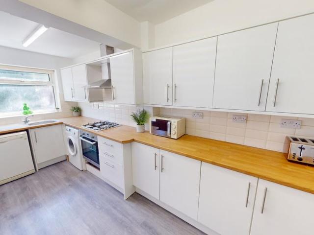 38 Portland Road, Nottingham, NG7 4GN 4 bed terraced house to rent £2,600 pcm £600 pw