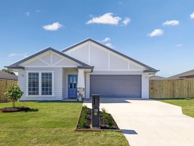 38 Sailaway Circuit, ELI WATERS, QLD 4655