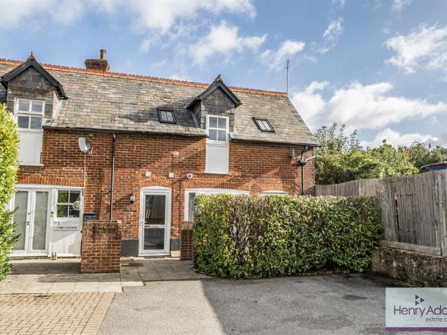 38b Station Road, Liss, GU33 2 bed terraced house to rent £1,200 pcm £277 pw