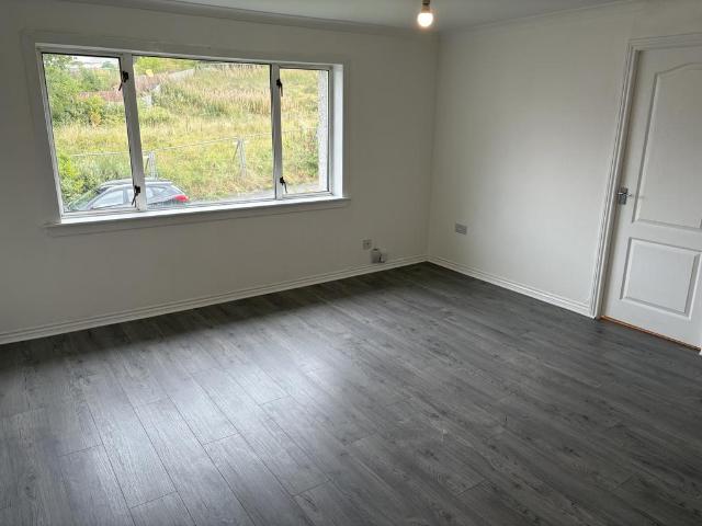 38c Maple Drive, Johnstone, PA5 9TA 2 bed flat to rent £700 pcm £162 pw