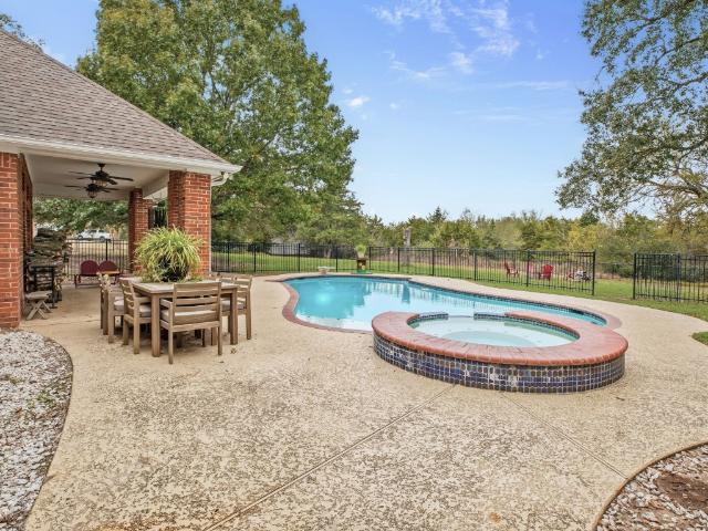 3905 N Briarwood Dr, Brenham, TX 77833 | MLS #19456