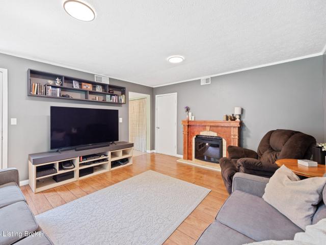 3905 Riveroaks Cir