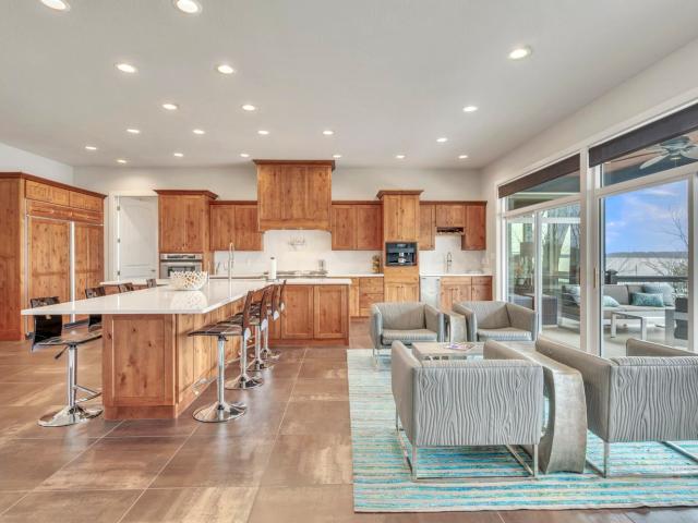 3907 Lakeshore Drive