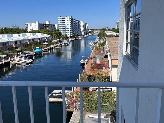3944 NE 167TH ST, 1 bed, 2 full baths