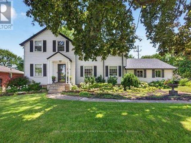 3947 Bloor Street W, Toronto, ON, M9B 1L8 house for sale | Listing ID W13539 | Royal LePage