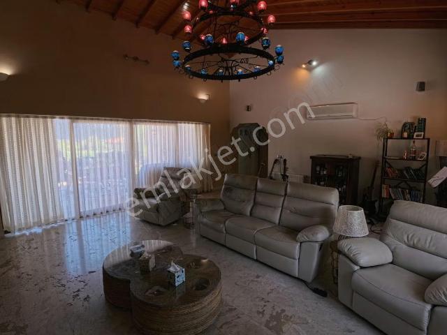 3948 M2 İçerisinde, Resmii Ruhsatlı Olan Tek Katlı Satılık Villa