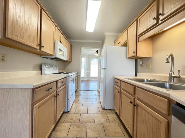 3943 oak forest dr