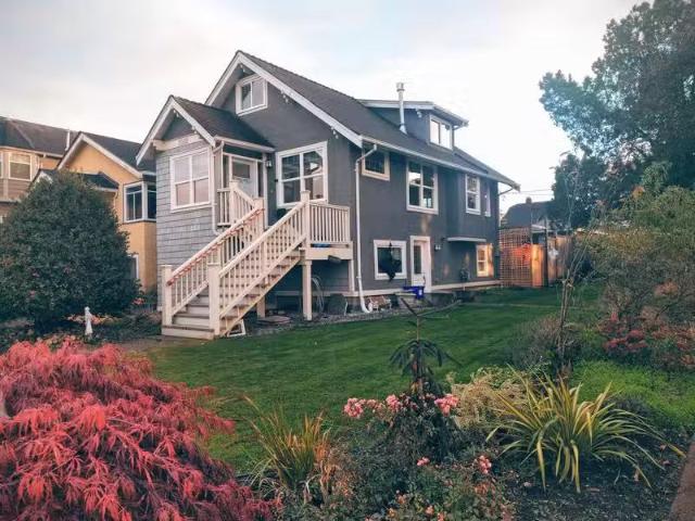 39735749 3502 Dundas Street