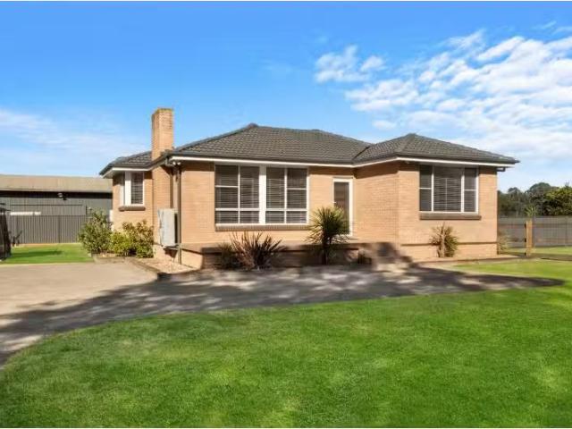 398a The Driftway, Londonderry House for rent Listed by Aliso.