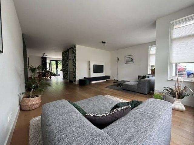 3994PT, Houten