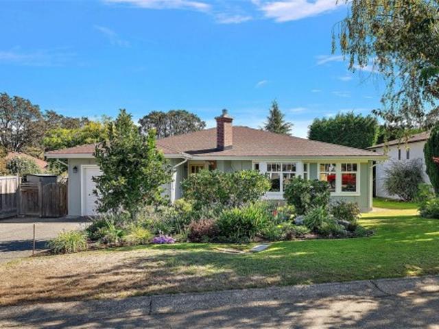 3995 Bel Nor Pl, Saanich, BC, V8N 6B6 house for sale | Listing ID 1050 | Royal LePage